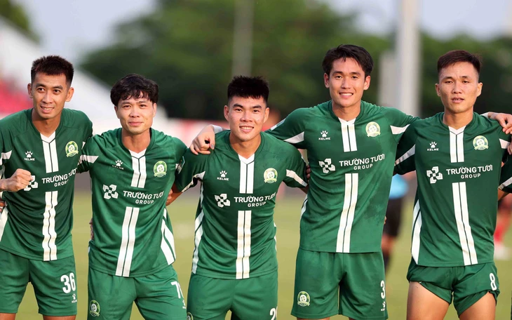 Công Phượng bị vây kín trên sân Bình Phước - Ảnh 9.