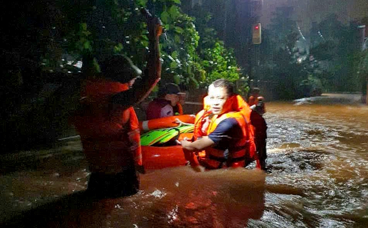 Thái Nguyên ngập sâu vì mưa lớn, dân leo lên mái nhà cầu cứu - Ảnh 1.