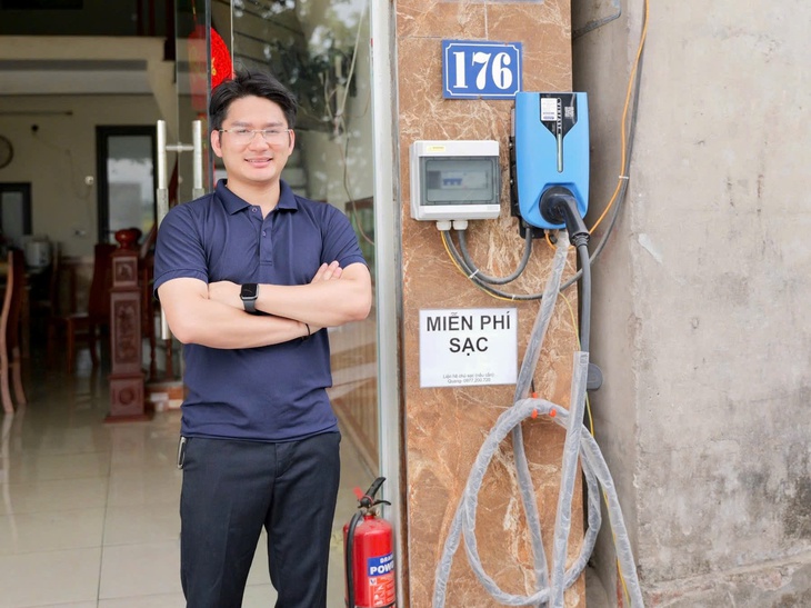 Lắp trụ sạc V-Green tại nhà, chủ xe VinFast chia sẻ: ‘Chi phí 15 triệu, thu được 1,2 triệu/tháng’ Lắp trụ sạc V-Green tại nhà, chủ xe VinFast chia sẻ: ‘Chi phí 15 triệu, thu được 1,2 triệu/tháng’