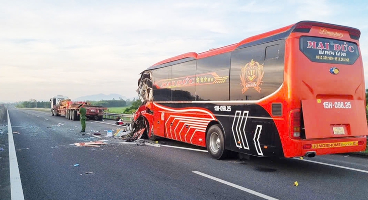 Lời khai của tài xế xe đầu kéo vụ tai nạn thảm khốc ở cao tốc khiến 2 người chết - Ảnh 1.