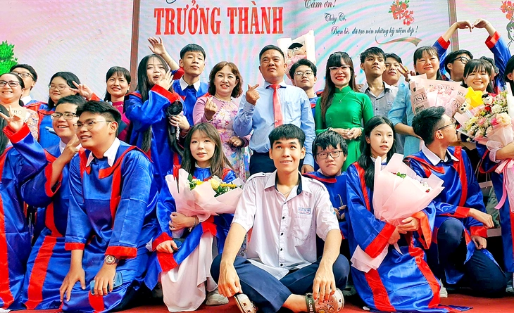 Lễ tri ân tại Trường THPT Nguyễn Thị Diệu: Cha mẹ không thể làm thay các em mãi - Ảnh 1.