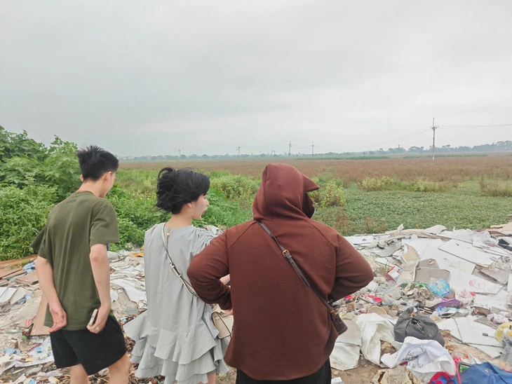 Đến lượt hàng nghìn thỏi son đổ đống ven đường Hà Nội - Ảnh 4.