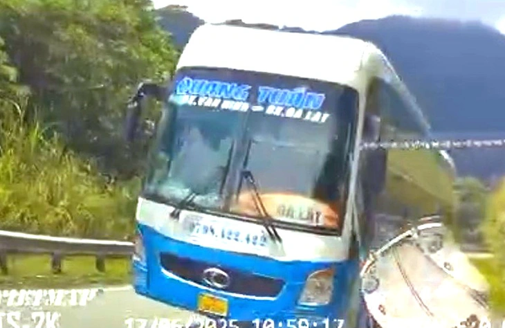 Xử phạt tài xế xe khách giường nằm vượt ẩu trên đèo Khánh Lê, suýt gây tai nạn - Ảnh 1.