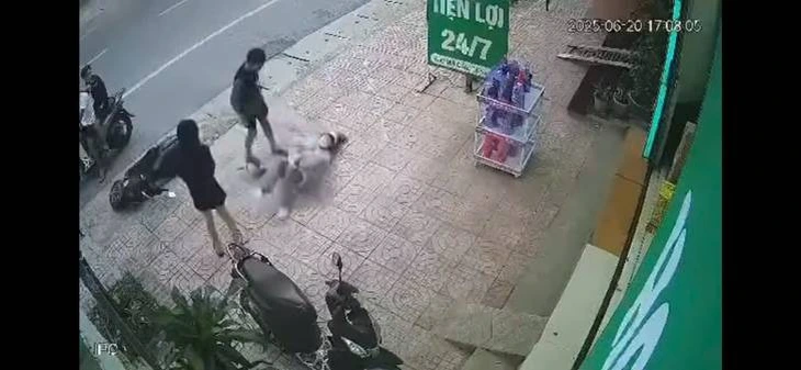 Công an vào cuộc vụ nam thanh niên đánh dã man 2 cô gái - Ảnh 1. Công an vào cuộc vụ nam thanh niên đánh dã man 2 cô gái - Ảnh 1.