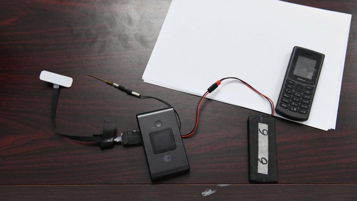 Gắn camera vào cúc áo để gian lận trong kỳ thi sát hạch lái xe - Ảnh 2.