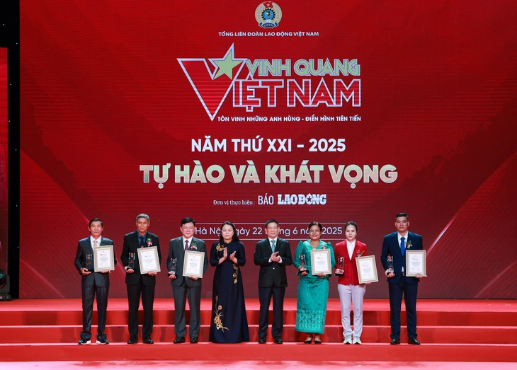 Vinh quang Việt Nam: Từ phòng thí nghiệm, nhà máy đến biên cương Tổ quốc - Ảnh 3. Vinh quang Việt Nam từ phòng thí nghiệm, nhà máy đến biên cương Tổ quốc - Ảnh 2.