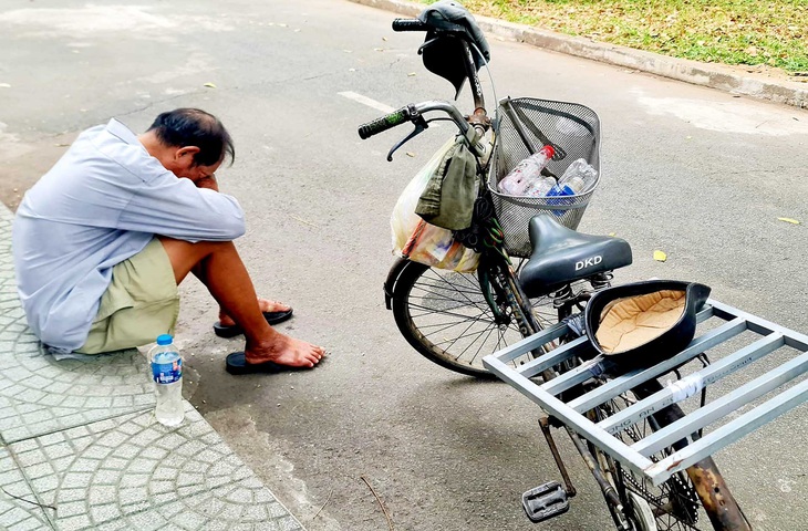 Những giấc ngủ trưa trên hè phố - Ảnh 2.