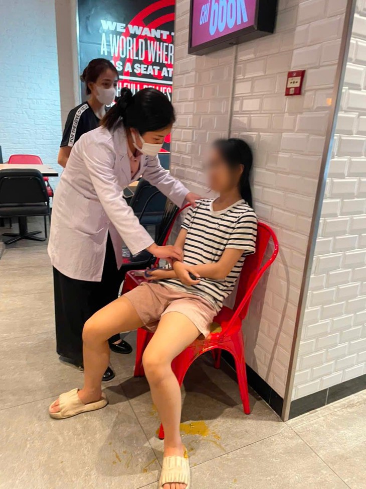 Nữ bác sĩ kịp thời cứu người bệnh trong gang tấc - Ảnh 1.