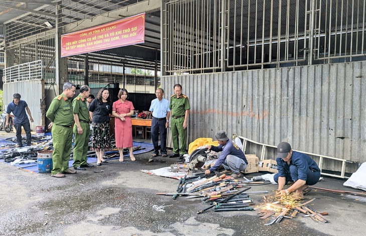Công an tỉnh An Giang tiêu hủy hơn 1.580 công cụ hỗ trợ, vũ khí thô sơ - Ảnh 1.