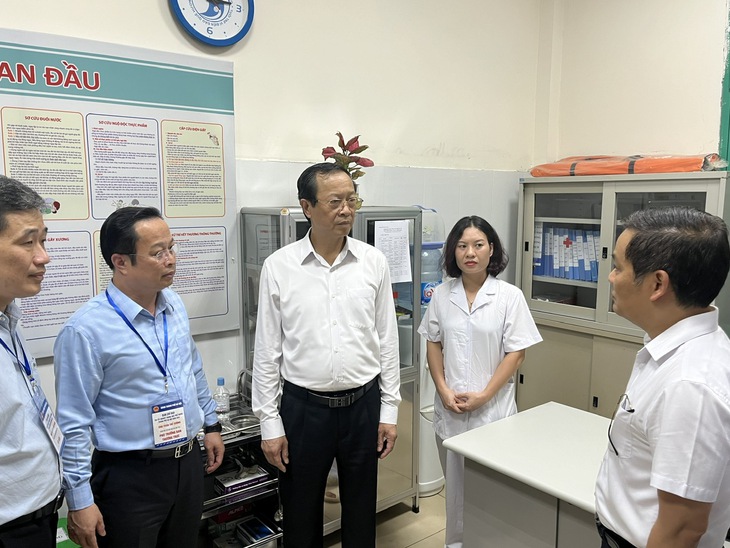Thời tiết khắc nghiệt, thực hiện kỳ thi tốt nghiệp THPT '4 tại chỗ' - Ảnh 1.