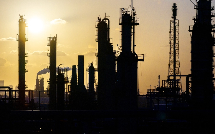 Giá dầu giảm mạnh, chứng khoán Mỹ bật tăng sau khi Iran tấn công căn cứ ở Qatar - Ảnh 2.