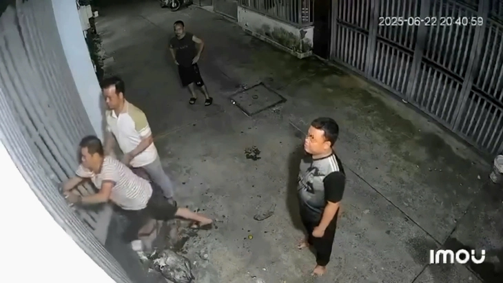 Xác minh clip kéo sập cửa nhà hàng xóm vì bị nhắc nhở hát karaoke gây ồn ào - Ảnh 1.