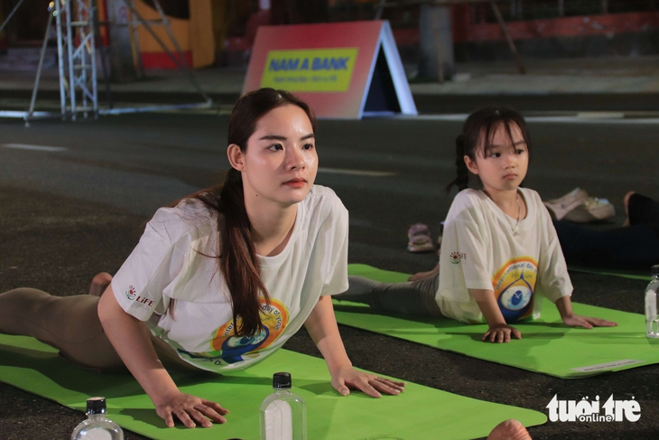 Hơn 1.000 người tham gia đồng diễn yoga quốc tế trong đêm Đà Nẵng - Ảnh 6.