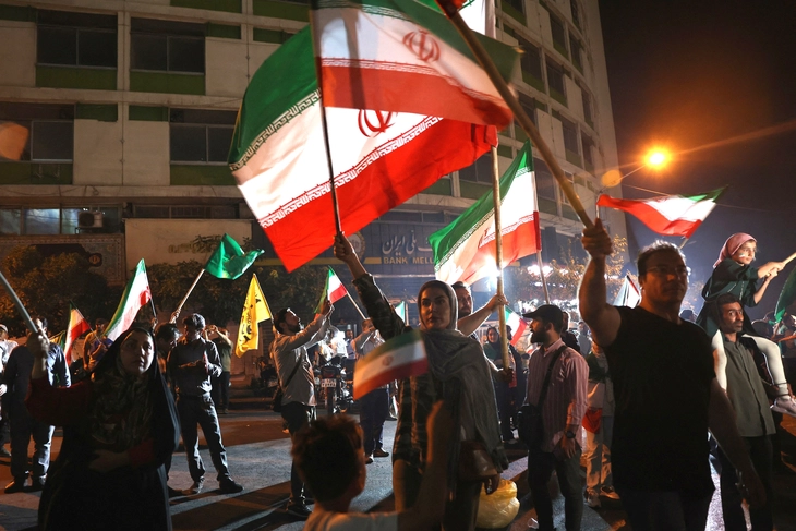 NÓNG: Iran phóng tên lửa căn cứ Mỹ, ông Trump chê Iran yếu ớt, cám ơn 'thông báo sớm' - Ảnh 1. Iran - Ảnh 1.
