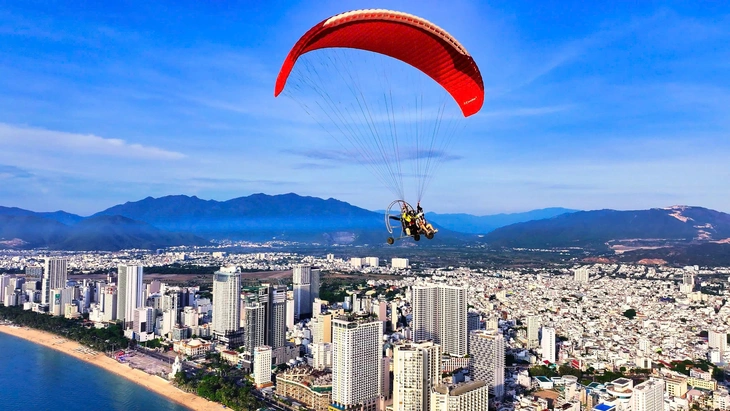Biểu diễn dù lượn trên bầu trời Nha Trang phục vụ du khách - Ảnh 1. dù lượn - Ảnh 1.