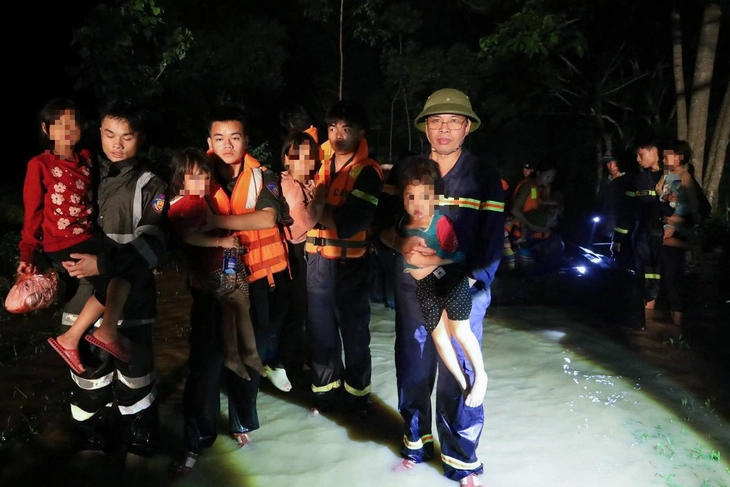 Sơ tán hàng trăm hộ dân trong đêm khỏi biển nước sau mưa lớn - Ảnh 5. mưa lớn - Ảnh 5.