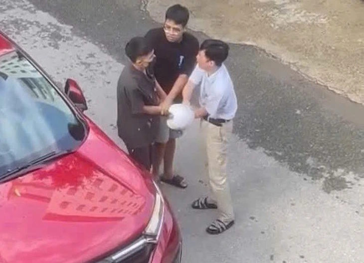 Danh tính chủ xe vừa đánh người chảy máu đầu vừa hỏi 'có biết tao là ai không' - Ảnh 1. đánh người - Ảnh 1.
