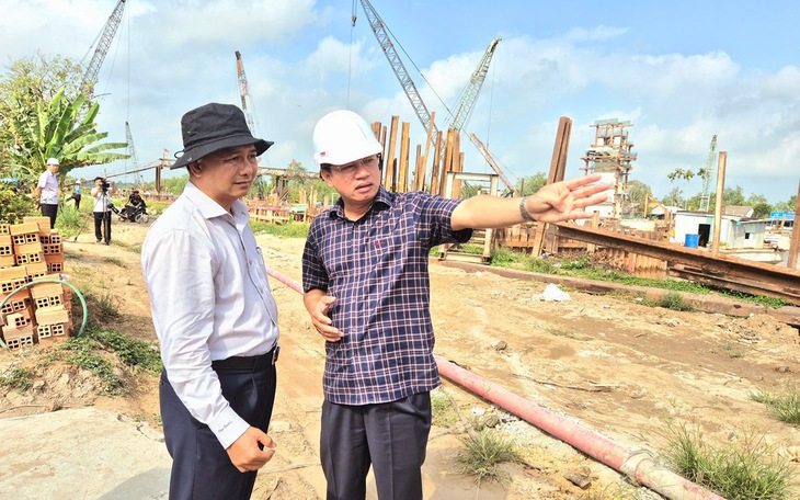 Bộ trưởng Bộ Nông nghiệp và Môi trường Trịnh Việt Hùng viếng Lăng Ông Nam Hải ở Cần Thơ - Ảnh 3.