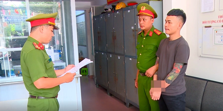 Đến bệnh viện cấp cứu rồi hành hung điều dưỡng - Ảnh 2. Vào viện xin cấp cứu, chưa kịp chuyển viện theo ý muốn đã ra tay đấm điều dưỡng - Ảnh 2.