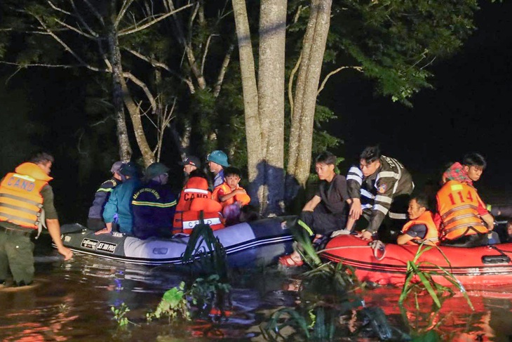 Sơ tán hàng trăm hộ dân trong đêm khỏi biển nước sau mưa lớn - Ảnh 4. Sơ tán hàng trăm hộ dân khỏi biển nước đe dọa ngay trong đêm - Ảnh 4.