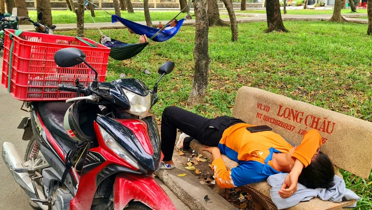 Những giấc ngủ trưa trên hè phố - Ảnh 4. Những giấc ngủ trưa trên hè phố - Ảnh 4.