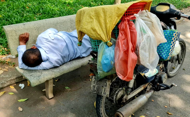 Những giấc ngủ trưa trên hè phố - Ảnh 5. Những giấc ngủ trưa trên hè phố - Ảnh 5.