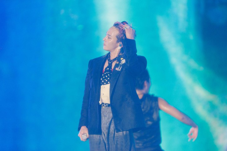 VPBank K-star Spark In Vietnam: Bữa tiệc âm nhạc ‘huyền thoại’ dưới mưa cùng G-Dragon, CL, DPR Ian - Ảnh 7.