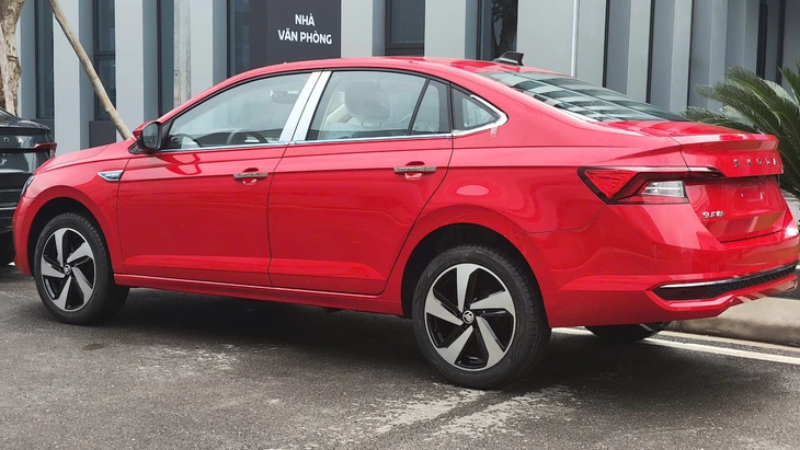 Skoda Slavia lộ 4 bản trước khi ra mắt Việt Nam: Giá tạm tính từ 450 triệu đồng, 2 màn hình lớn, máy turbo, gầm cao vượt hẳn Vios, Accent- Ảnh 4. Skoda Slavia - Ảnh 3.