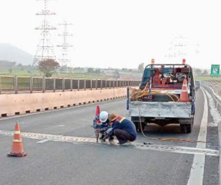 Khắc phục bong tróc mặt đường, hư khe co giãn cao tốc Vĩnh Hảo – Phan Thiết Khắc phục bong tróc mặt đường, hư khe co giãn cao tốc Vĩnh Hảo – Phan Thiết