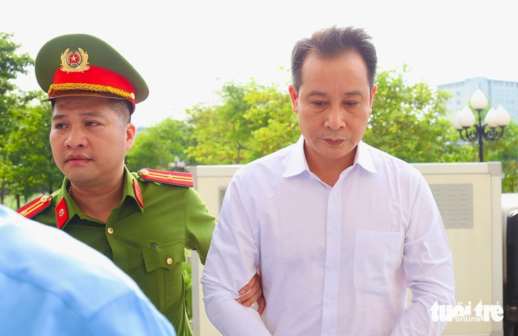 Hình ảnh cựu bí thư Tỉnh ủy Vĩnh Phúc Hoàng Thị Thúy Lan và các bị cáo vụ án Phúc Sơn đến tòa - Ảnh 2.