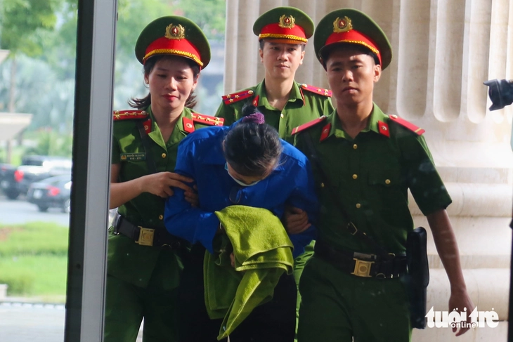Hình ảnh cựu bí thư Tỉnh ủy Vĩnh Phúc Hoàng Thị Thúy Lan và các bị cáo vụ án Phúc Sơn đến tòa - Ảnh 5.