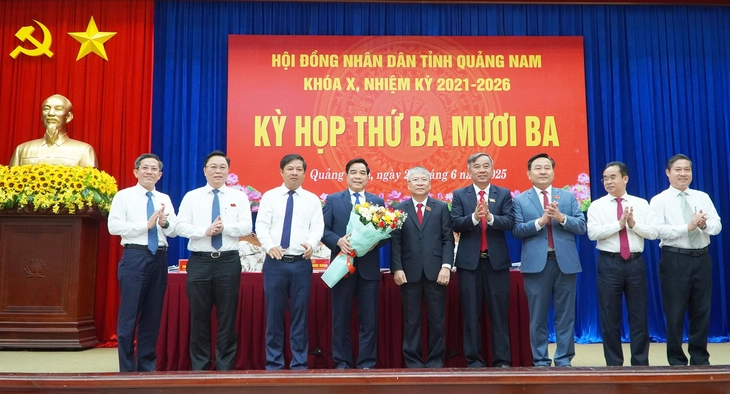 Chủ tịch UBND tỉnh Quảng Nam Lê Văn Dũng nghỉ hưu trước tuổi - Ảnh 3.