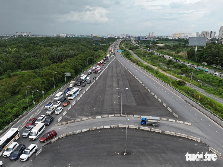 Dải phân cách đường dẫn cao tốc TP.HCM - Long Thành - Dầu Giây như ‘bàn chông’, người dân lo tai nạn - Ảnh 3.