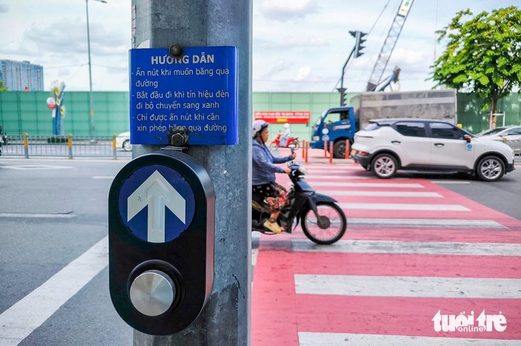 Người dân ủng hộ, TP.HCM tính mở thêm đèn cảnh báo chỉ vạch đi bộ - Ảnh 1.