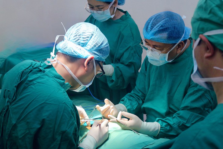 Phẫu thuật cho 2 bé trai ở Đà Lạt bị vùi dương vật bẩm sinh - Ảnh 1.