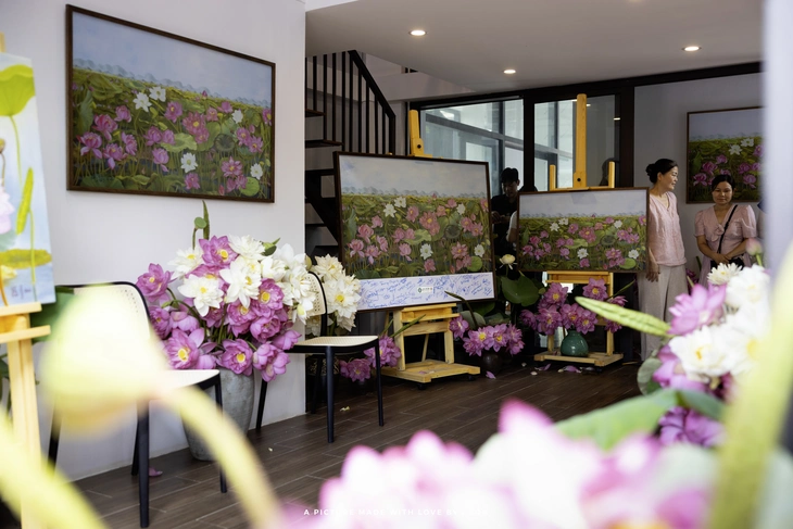 Một gallery chỉ trưng bày và bán duy nhất một tác phẩm - Ảnh 2. Đến gallery chỉ trưng bày một bức tranh sen - Ảnh 2.