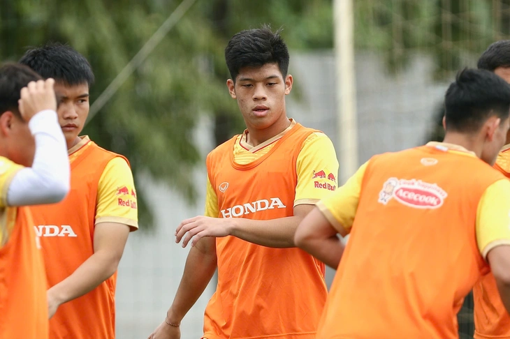 HLV Kim Sang Sik gọi bổ sung tiền vệ Nguyễn Đức Việt lên tuyển U23 Việt Nam - Ảnh 1.