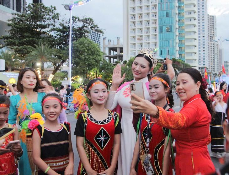 Khánh Hòa đón hơn nửa triệu lượt khách dịp Lễ hội Văn hóa - Du lịch biển Nha Trang 2025 - Ảnh 1. Nha Trang - Ảnh 1.