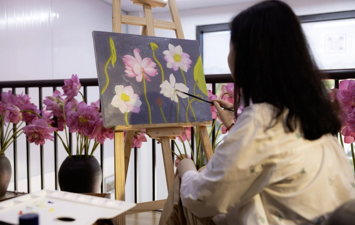 Một gallery chỉ trưng bày và bán duy nhất một tác phẩm - Ảnh 3. Liên hoa tịnh cảnh - Ảnh 3.
