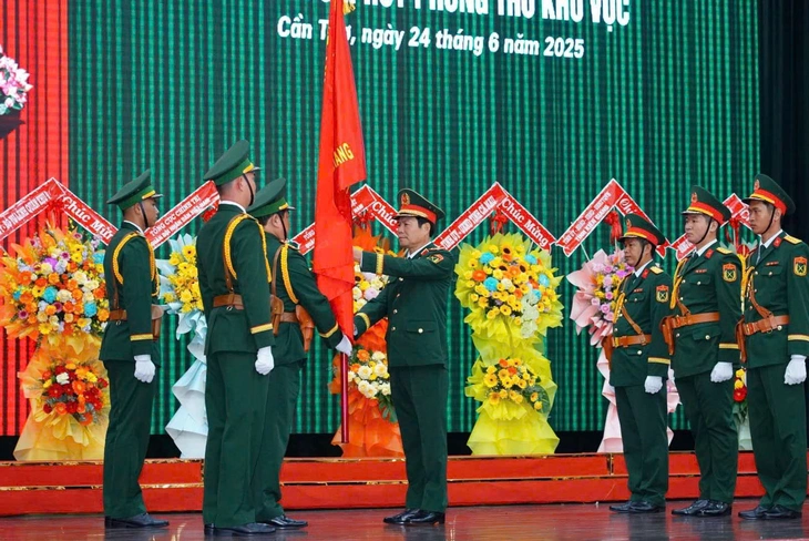 Quân khu 9 công bố quyết định sáp nhập và tổ chức lại các cơ quan quân sự - Ảnh 1.