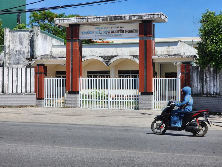 Cán bộ Kon Tum đăng ký cho con học trường 'điểm' quá nhiều, Quảng Ngãi khó xếp lớp - Ảnh 1.