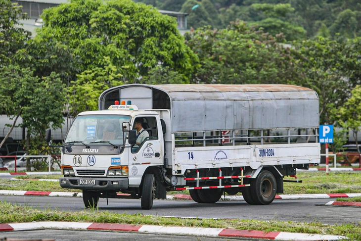 Ngày đầu Công an Hà Nội sát hạch cấp giấy phép lái xe ô tô, có học viên đạt 100 điểm - Ảnh 7.
