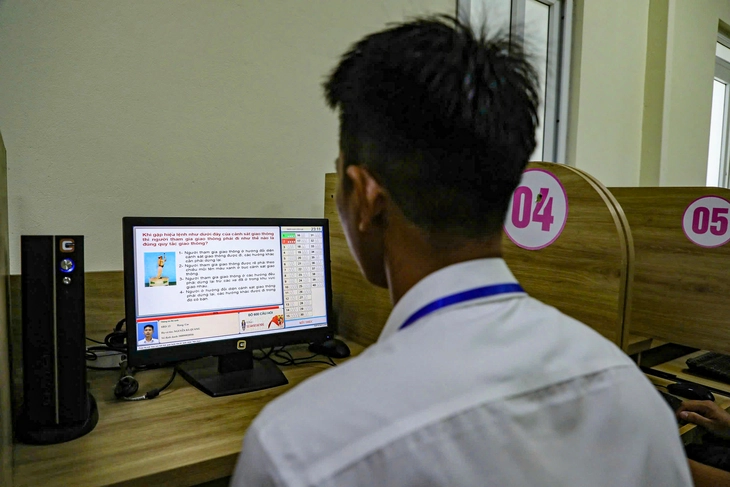 Ngày đầu Công an Hà Nội sát hạch cấp giấy phép lái xe ô tô, có học viên đạt 100 điểm - Ảnh 6.