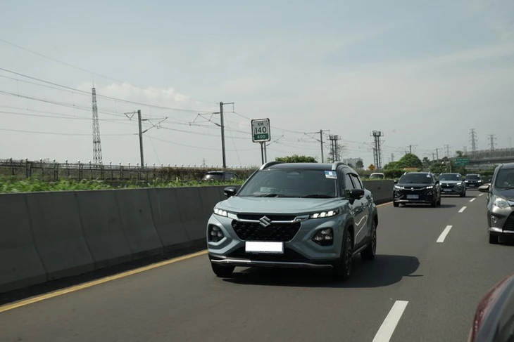 Suzuki Fronx test thực tế chỉ từ 2,2 lít/100km, về Việt Nam nếu chạy Hà Nội - Ninh Bình đều chân tốn nửa cốc trà sữa- Ảnh 4. Suzuki Fronx sắp về Việt Nam chỉ tốn 2,2 lít xăng/100km, chạy Hà Nội - Ninh Bình chỉ mất 40.000 đồng - Ảnh 3.