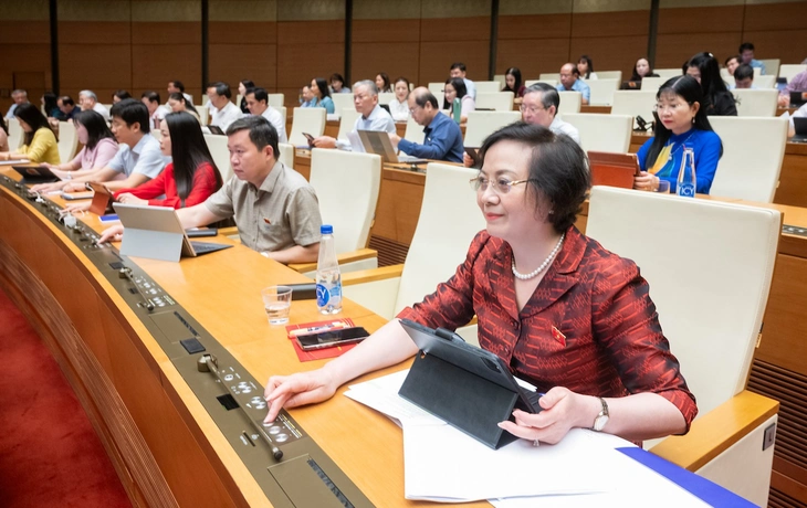 Chính thức thông qua các quy định mới về tuyển dụng, vị trí việc làm, thu nhập của cán bộ, công chức - Ảnh 1.