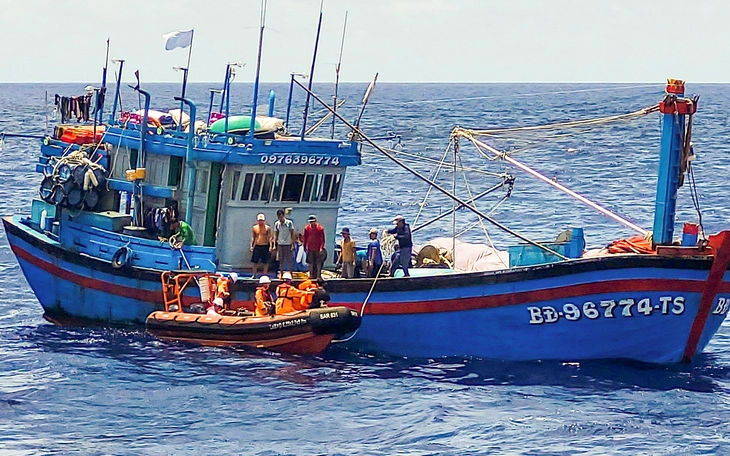 Cấp cứu kịp thời ngư dân bị đột quỵ trên vùng biển Hoàng Sa - Ảnh 1. đột quỵ - Ảnh 1.