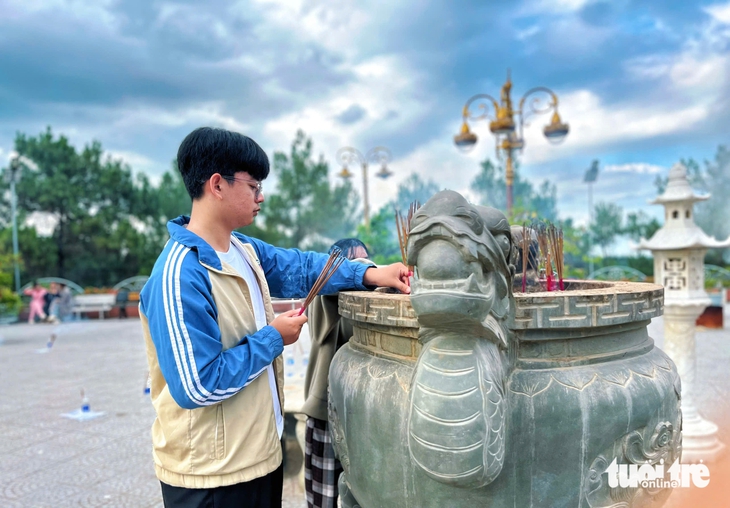 Sĩ tử Huế đến di tích Văn thánh, chùa Huế để cầu may trước ngày thi tốt nghiệp THPT - Ảnh 4.