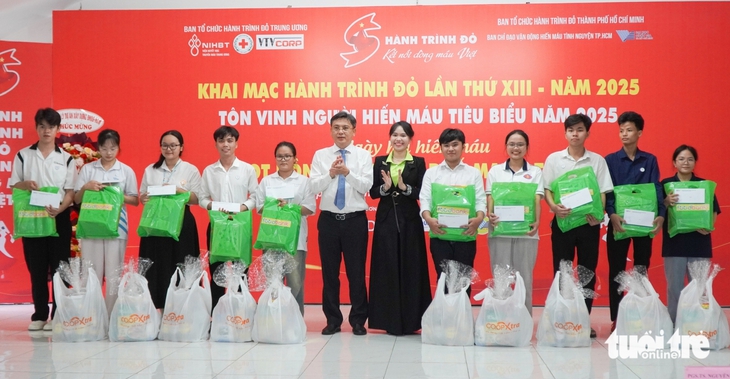 1.000 'giọt hồng' từ thành phố mang tên Bác góp vào Hành trình đỏ - Ảnh 1.
