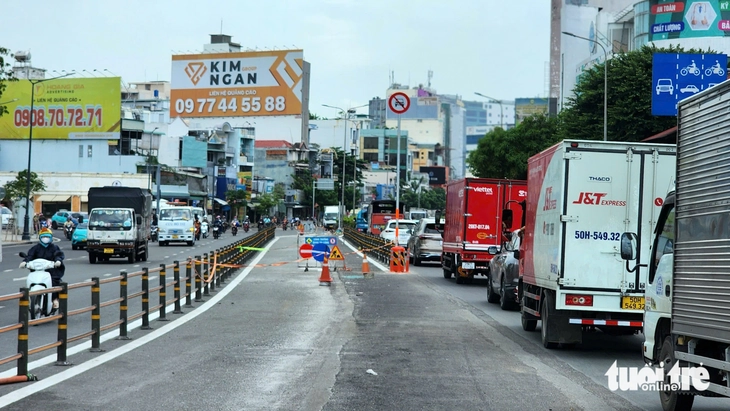 Sắp mở dải phân cách đường Cộng Hòa, người dân vào nhà ga T3 đỡ đi đường vòng - Ảnh 1.