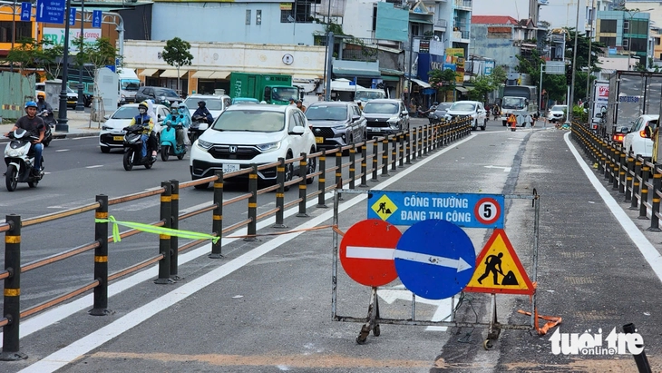Sắp mở dải phân cách đường Cộng Hòa, người dân vào nhà ga T3 đỡ đi đường vòng - Ảnh 2.